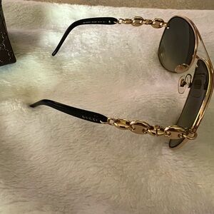 Gucci Black and Gold Marina Chain Aviator Sunglasses… Authentic !